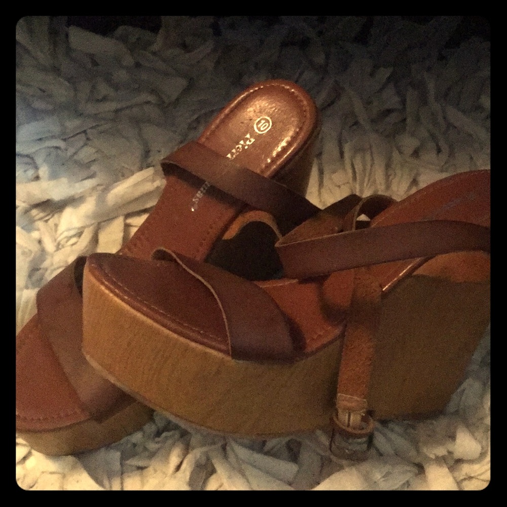 Beautiful Camel colored leather wedges 🌻